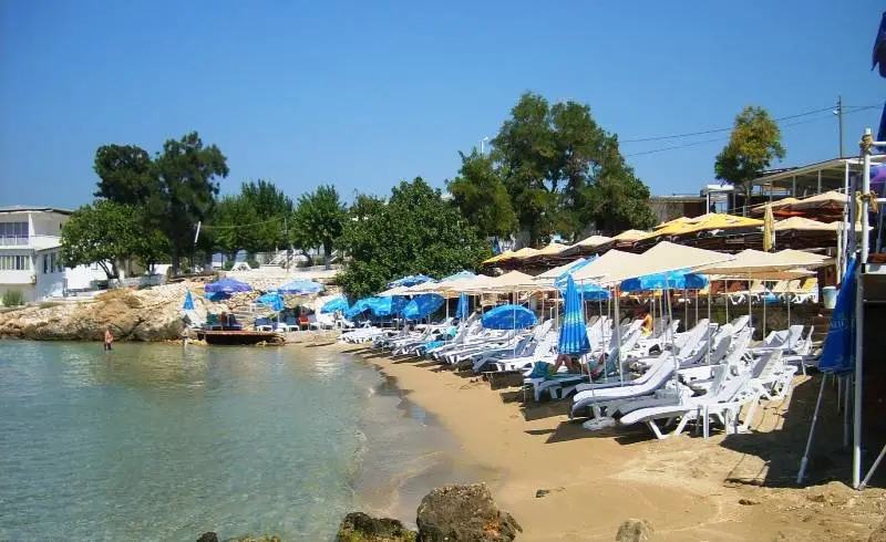 Photo de Kucuk Beach avec sable beige fin de surface