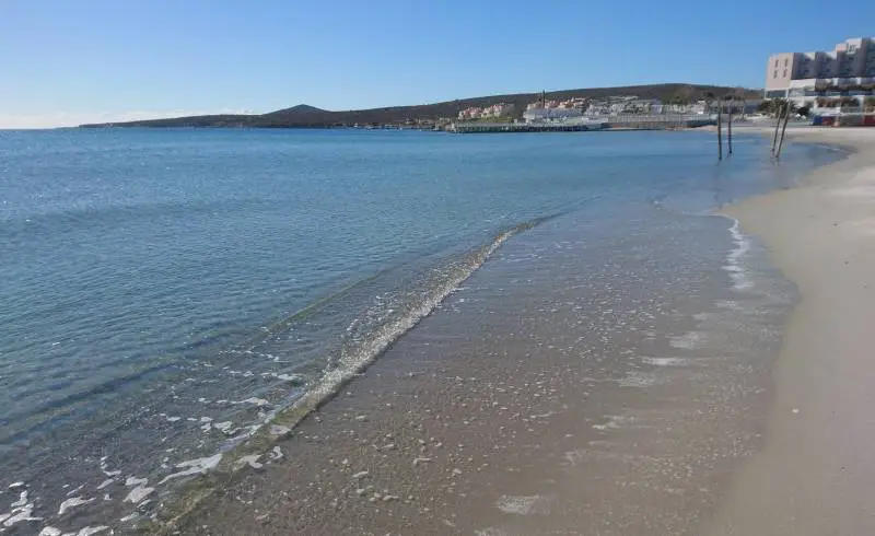 Photo de Plage de Cark avec sable fin et lumineux de surface