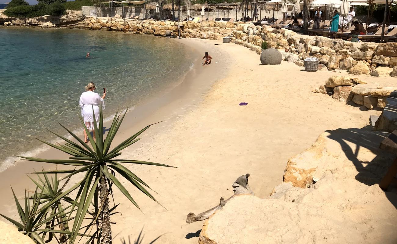 Photo de The Beach of Momo avec sable fin et lumineux de surface