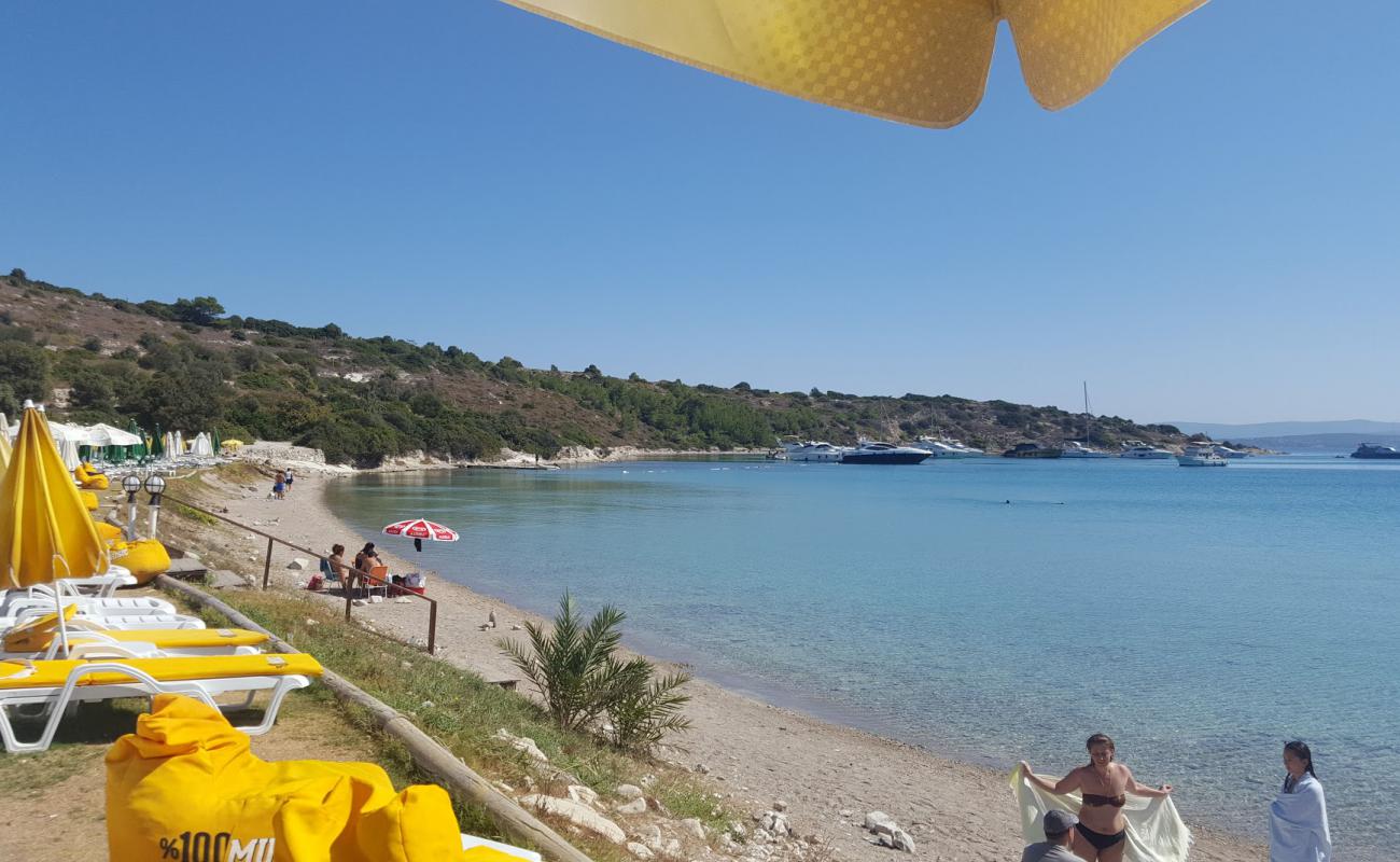 Photo de Sera Beach avec sable gris & rochers de surface