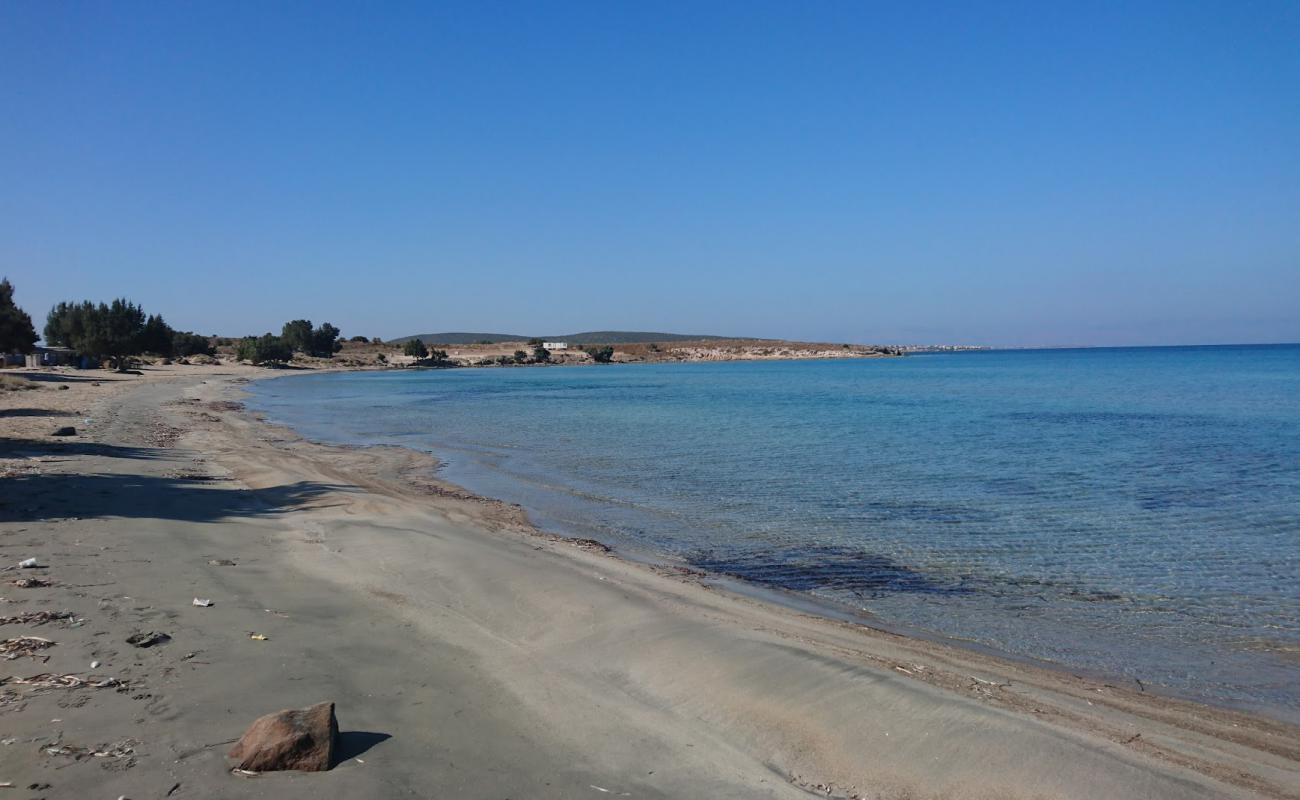 Photo de Yali plai avec sable brun de surface