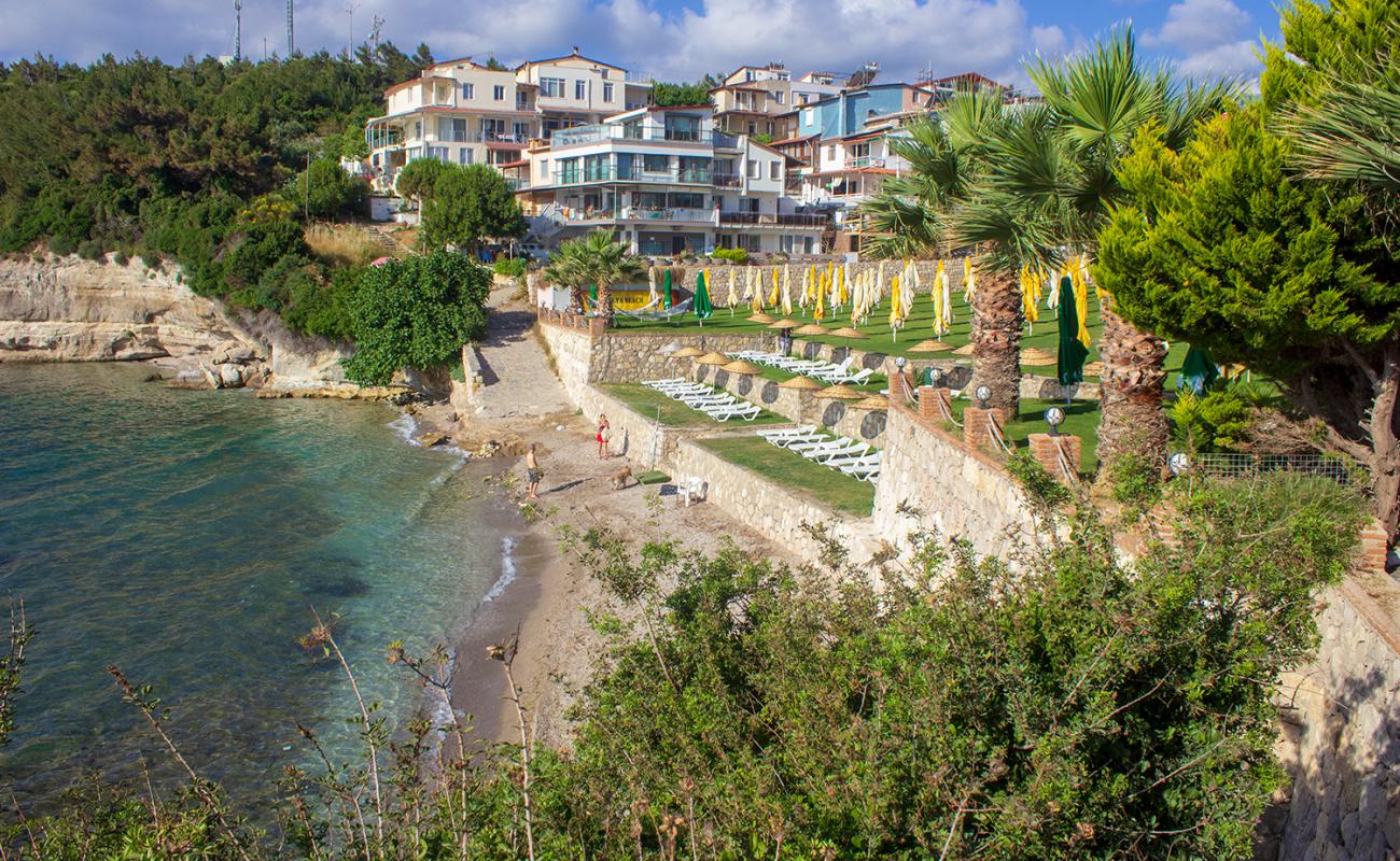 Photo de Aly Beach Club avec sable noir avec caillou de surface