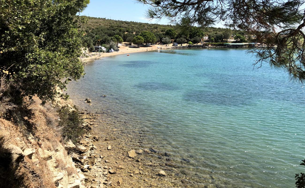 Photo de Huzur Kamp Beach avec sable brun & rochers de surface