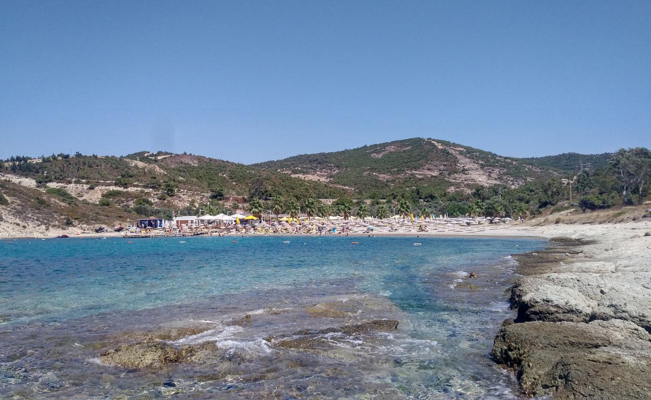 Photo de Bueno Club beach avec caillou fin clair de surface