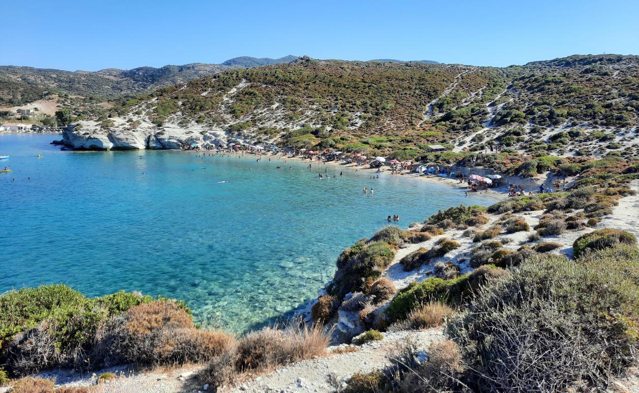 Photo de Foca beach avec caillou fin brun de surface