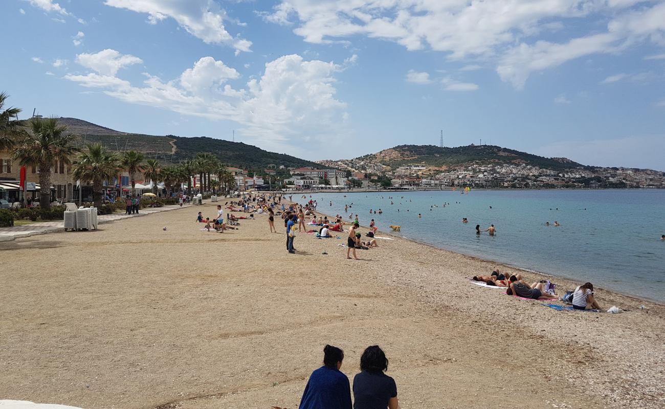 Photo de Yeni Foca Plaji avec sable brun de surface