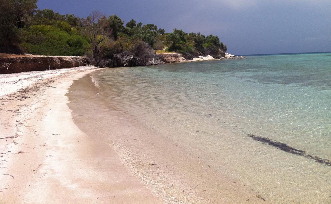 Photo de Garip beach avec sable lumineux de surface