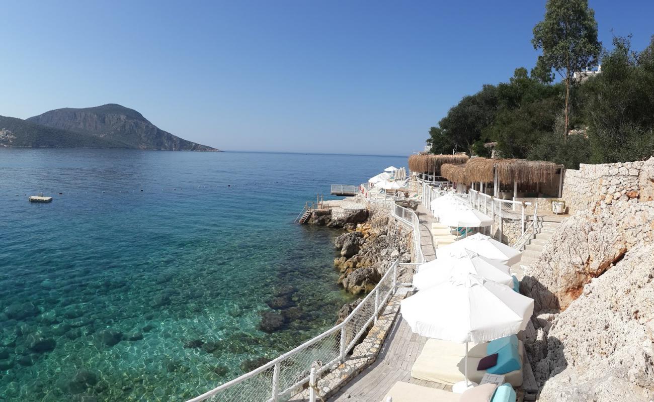 Photo de Yali Beach avec béton de surface