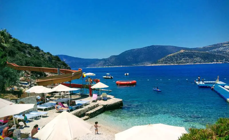 Photo de Plage de Kalkan avec caillou fin clair de surface