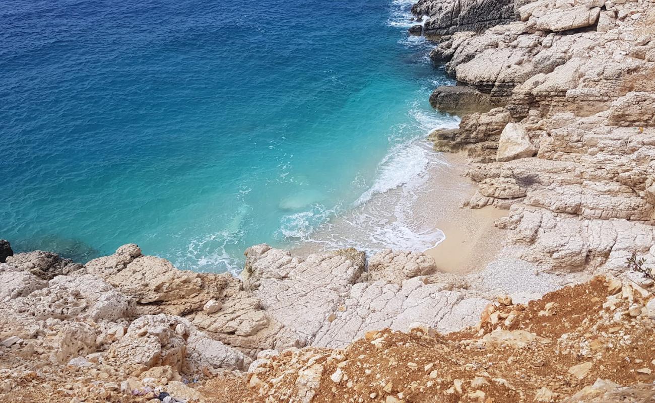 Photo de Small Bay avec galets blancs de surface