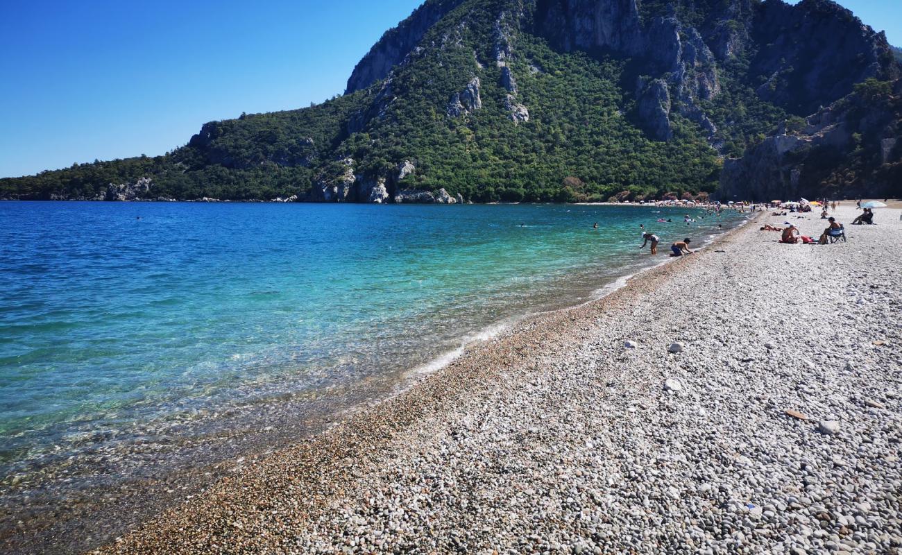 Photo de Olimpos Plaji avec sable noir avec caillou de surface