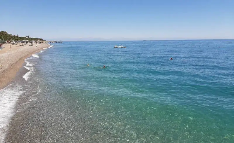 Photo de Plage de Goynuk III avec sable noir & galets de surface