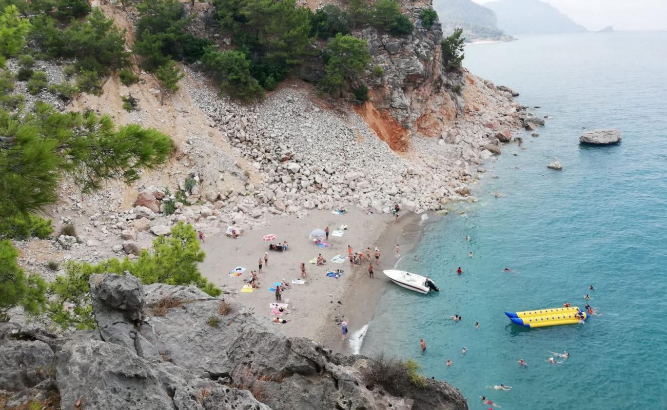 Photo de Trash bay beach avec sable gris & galets de surface