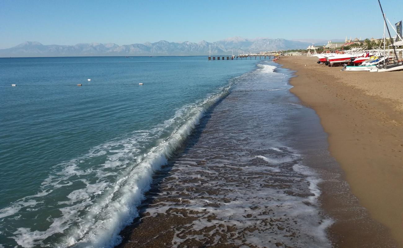 Photo de Kundu Halk Plaji avec sable brun de surface