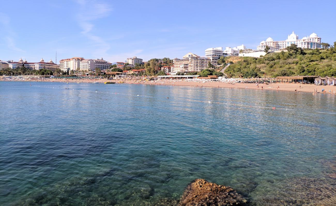 Photo de Cimtur beach avec sable noir & galets de surface
