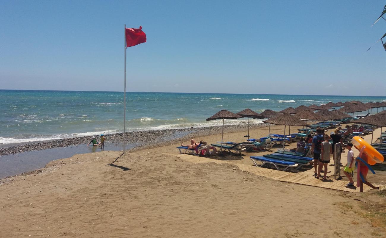 Photo de Turkler beach III avec sable noir avec caillou de surface