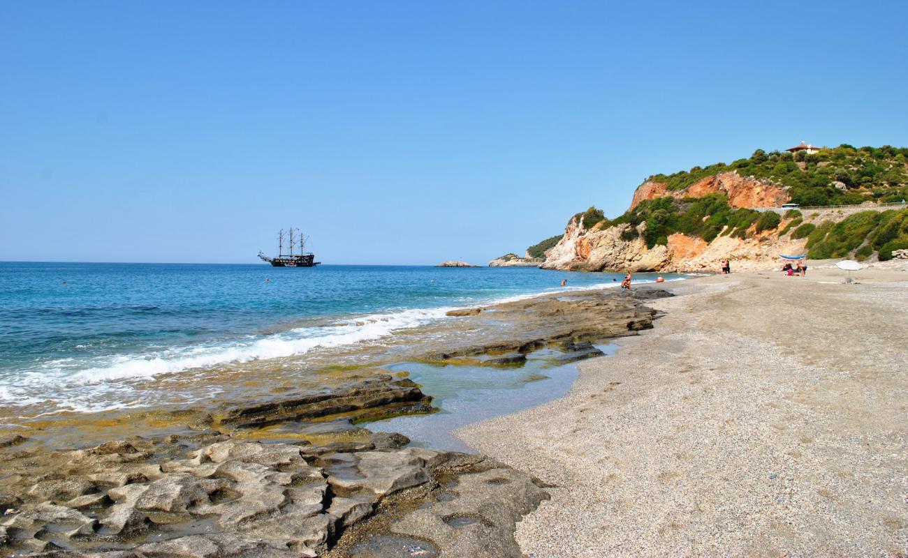 Photo de Dinek beach avec caillou fin gris de surface