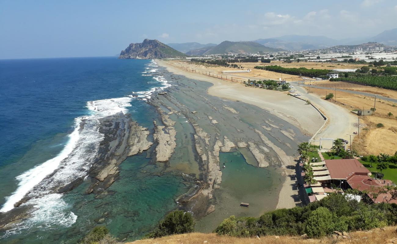 Photo de Bidi Bidi beach avec sable brun avec roches de surface