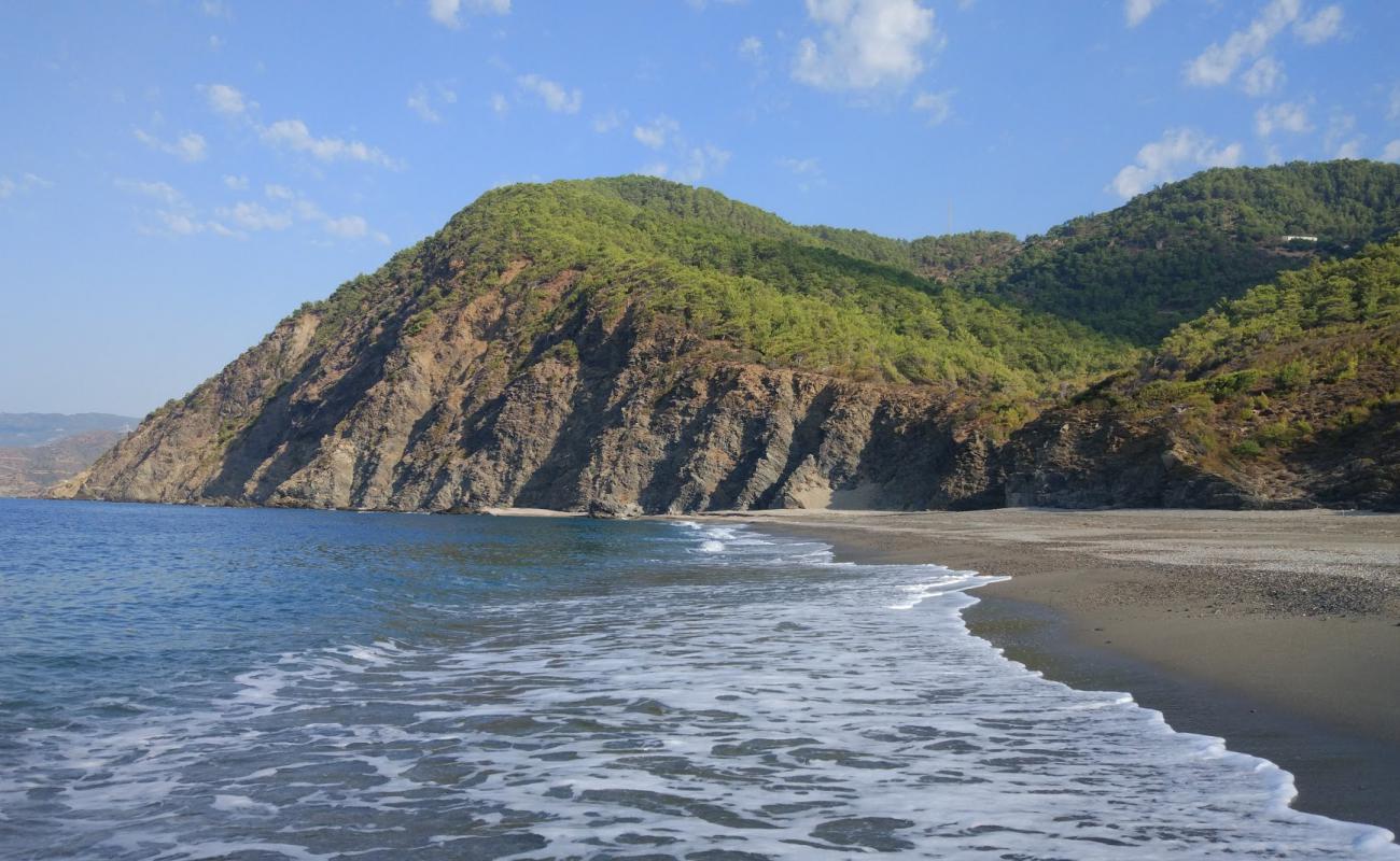 Photo de Demiroren beach avec sable noir & galets de surface