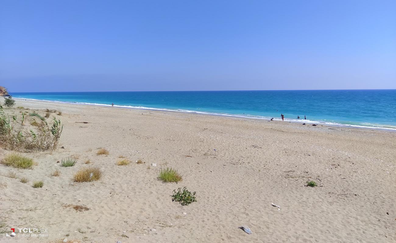 Photo de Yanisli Cave beach avec sable beige de surface