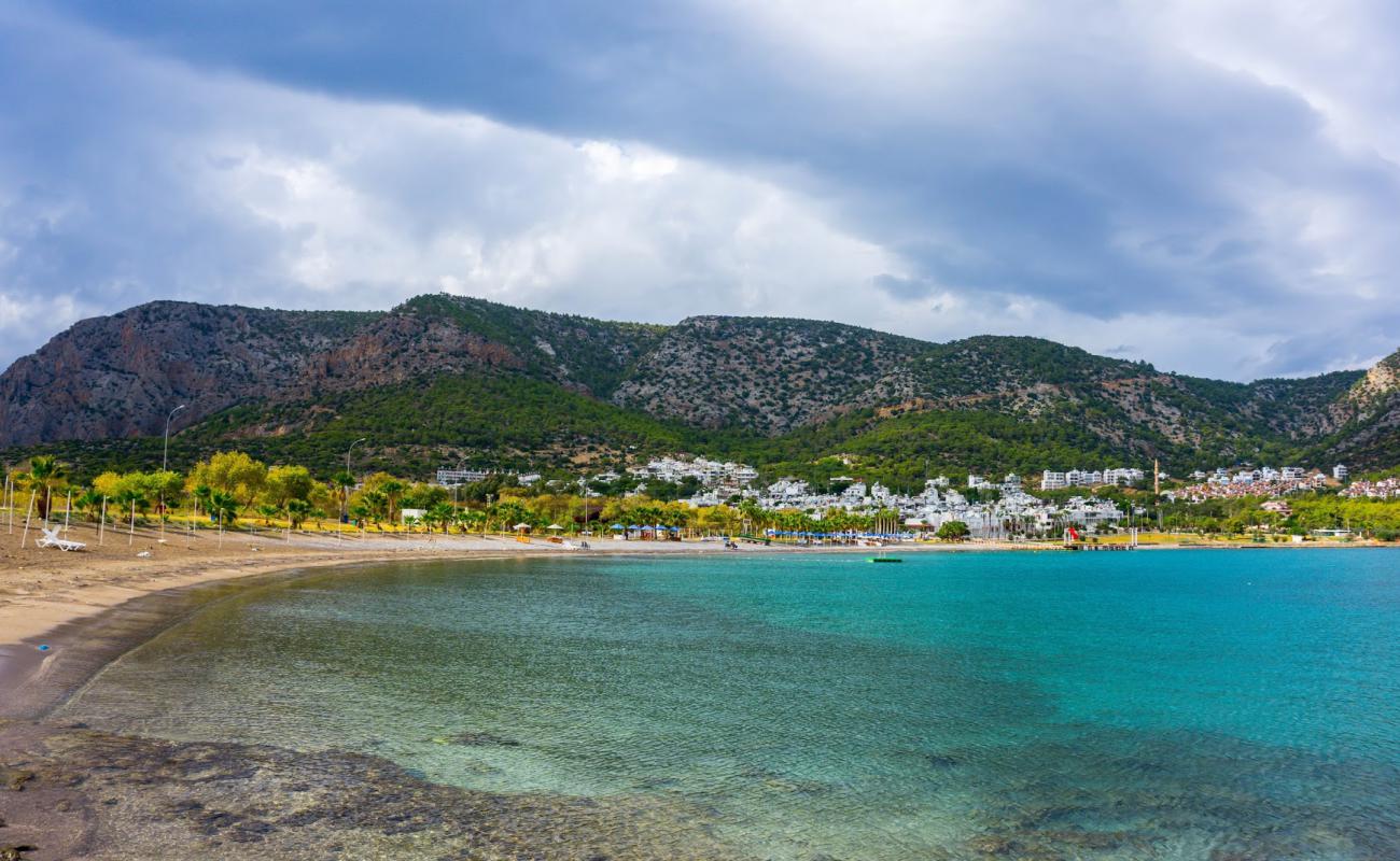 Photo de Tisan beach avec galets beige de surface