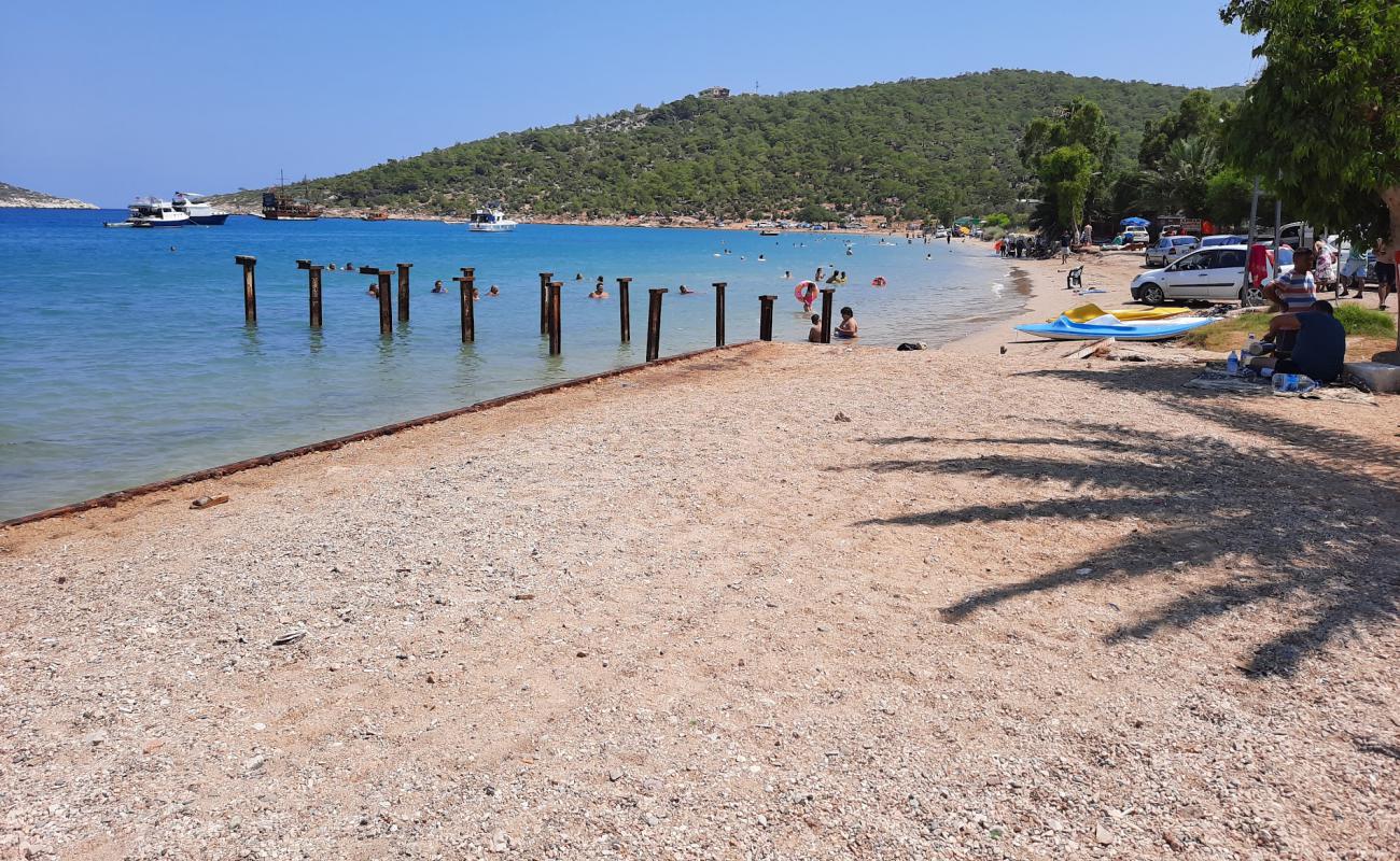 Photo de Bogsak beach avec sable beige & galets de surface