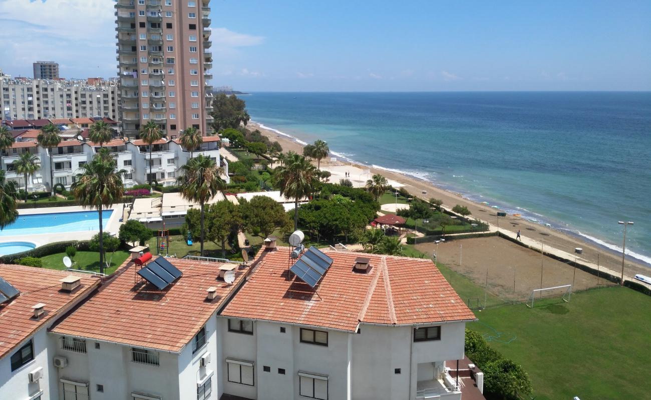 Photo de Mezitli beach avec sable beige de surface