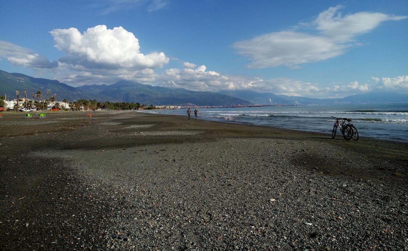 Photo de Dortyol beach avec sable lumineux de surface