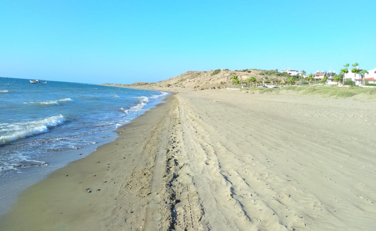 Photo de Arsuz beach avec sable lumineux de surface