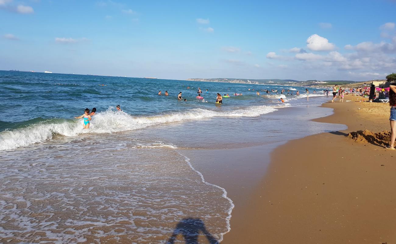 Photo de Suma beach avec sable fin et lumineux de surface