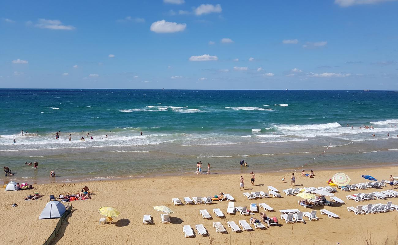 Photo de Burc beach avec sable lumineux de surface