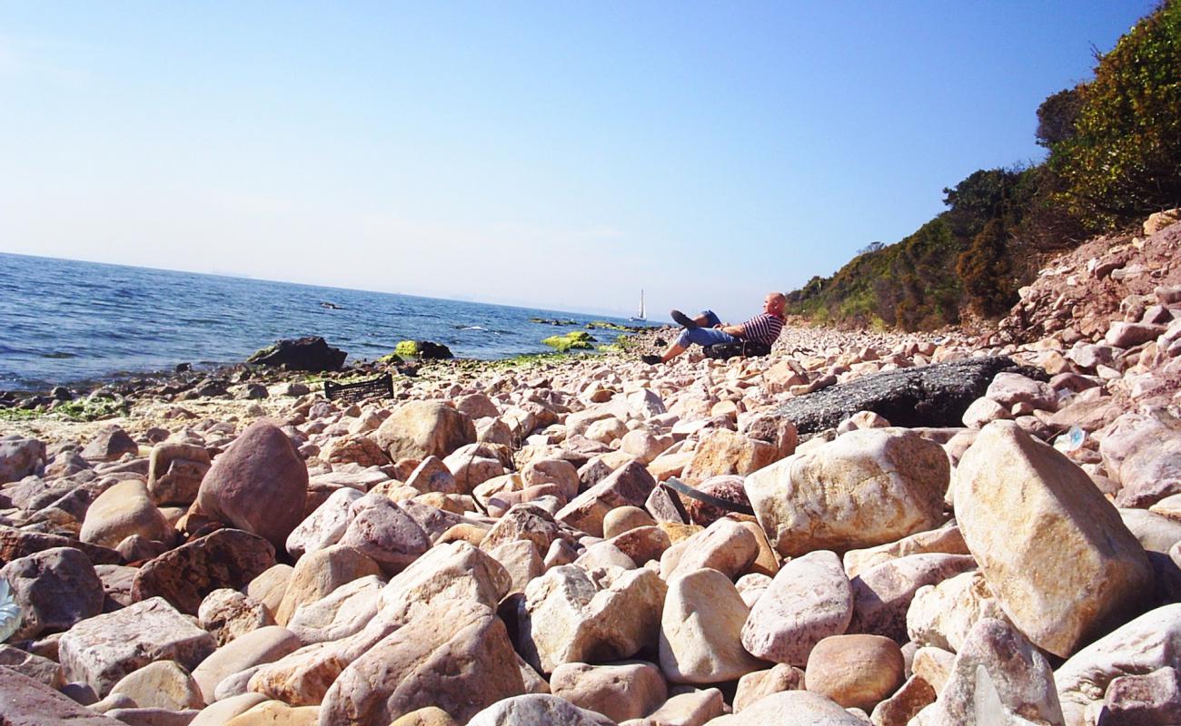 Photo de Kinaliada Beach avec terrain rocheux de surface