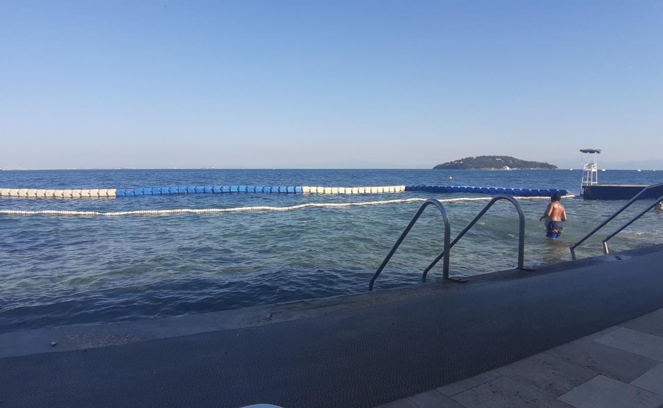 Photo de Buyukada Water Sports Club Swimming Pool avec surface béton pavée de surface