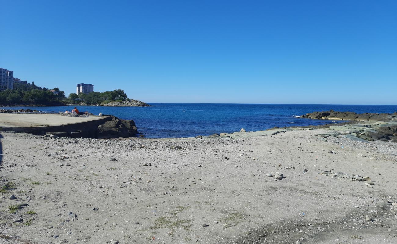 Photo de Ali Pasa Beach avec sable brillant et rochers de surface