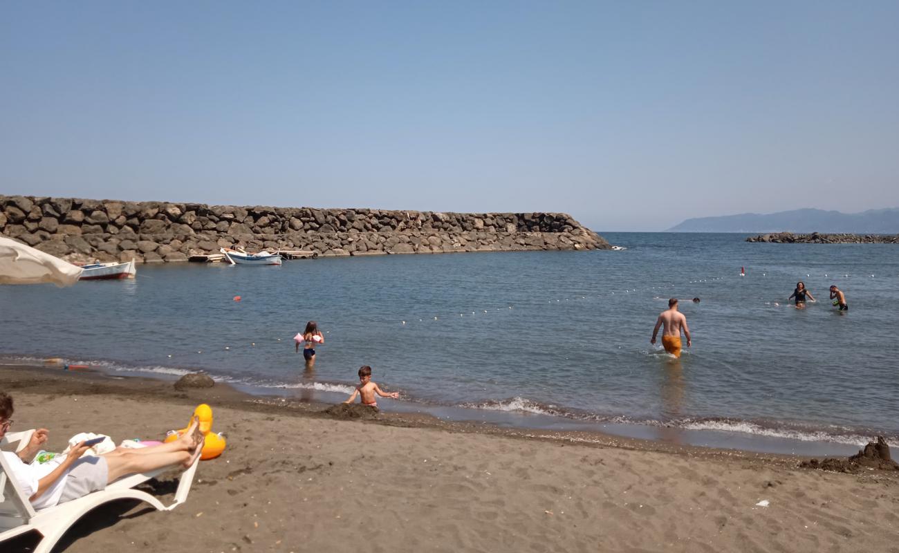 Photo de Besikduzu public beach avec sable lumineux de surface