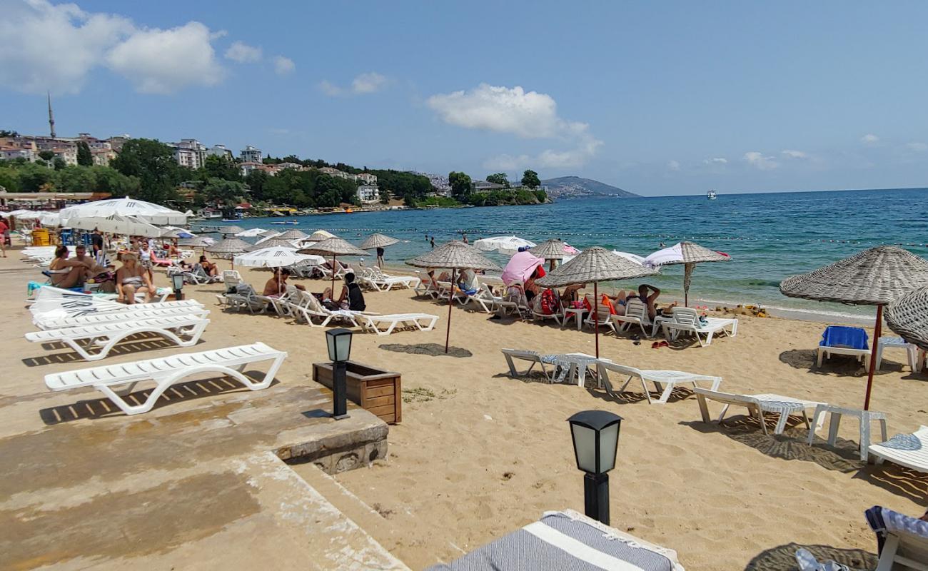 Photo de Alinn Beach avec sable beige de surface