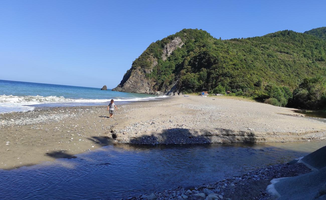 Photo de Kayran Yali Beach avec sable beige & galets de surface
