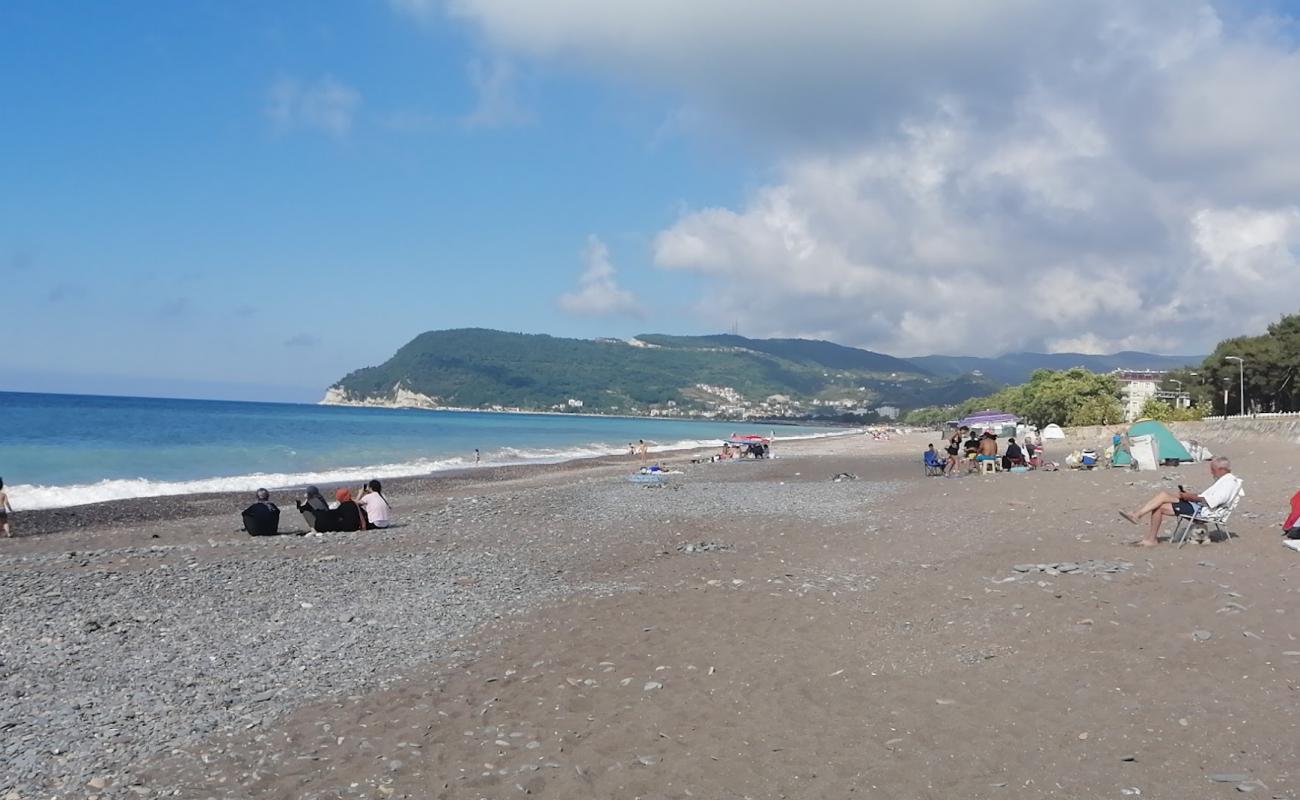 Photo de Cide Sahili avec sable gris avec caillou de surface