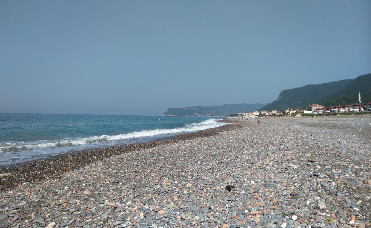 Photo de Gebes Plaji avec sable gris avec caillou de surface