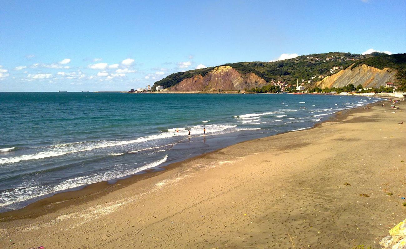 Photo de Erdemir Plaj avec sable beige de surface