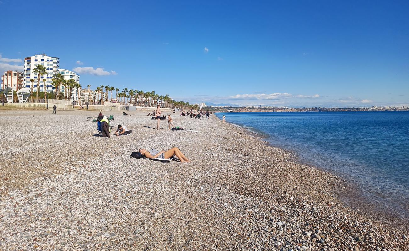 Photo de Plage de Konyaalti avec sable gris avec caillou de surface