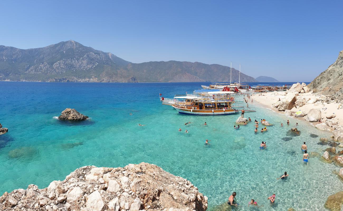 Photo de Suluada Beach avec petits galets beige de surface