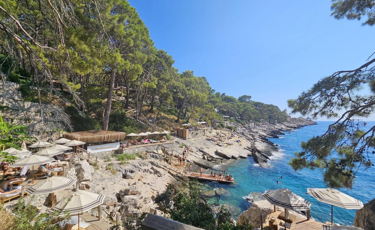 Photo de Rups Beach avec terrain rocheux de surface