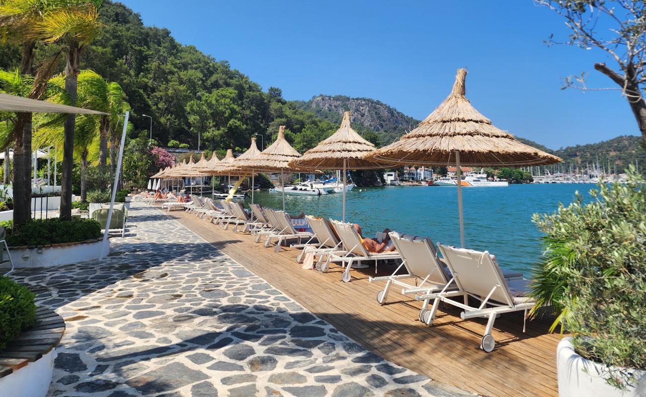 Photo de Yacht Classic Beach avec petits galets beige de surface
