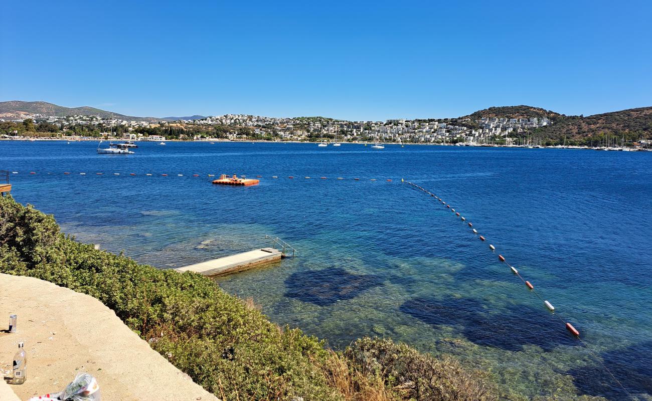 Photo de Sarnic Beach Club avec surface béton pavée de surface