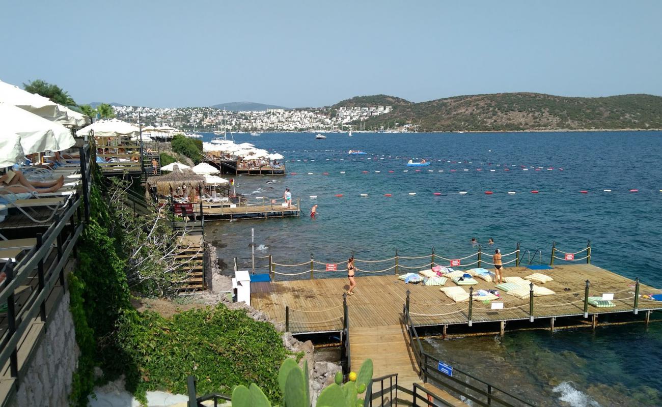 Photo de Beyaz Beach avec surface béton pavée de surface