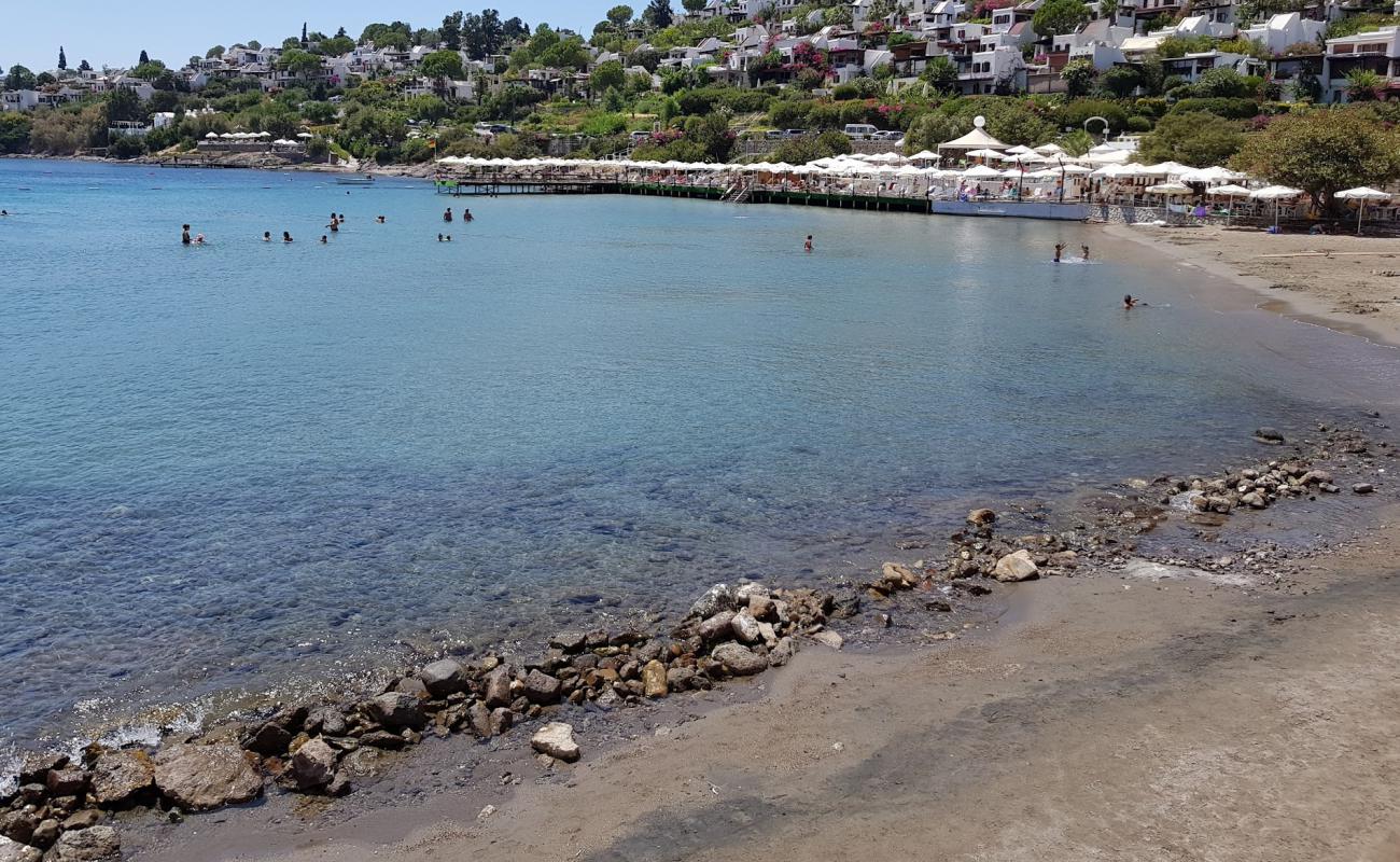 Photo de Aktur Anaplaj Beach avec sable gris de surface