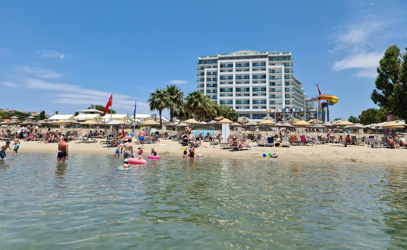 Photo de Liberty Kusadasi Hotel Beach avec sable beige de surface