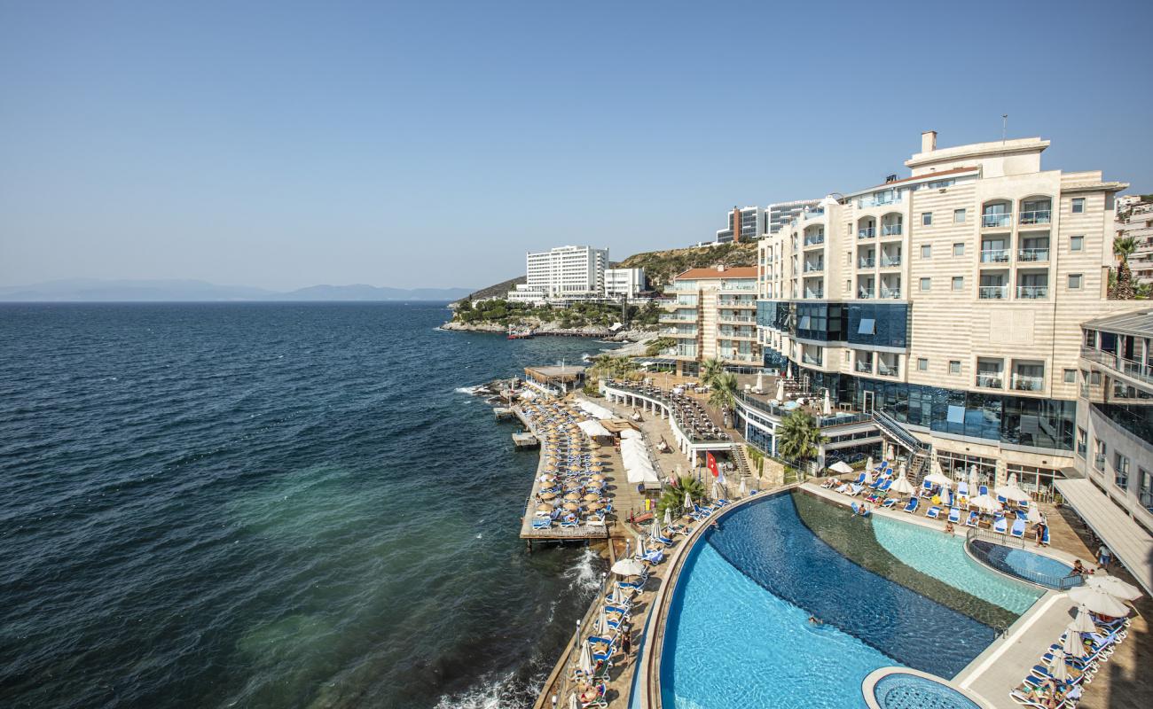 Photo de Charisma De Luxe Hotel Beach avec surface béton pavée de surface