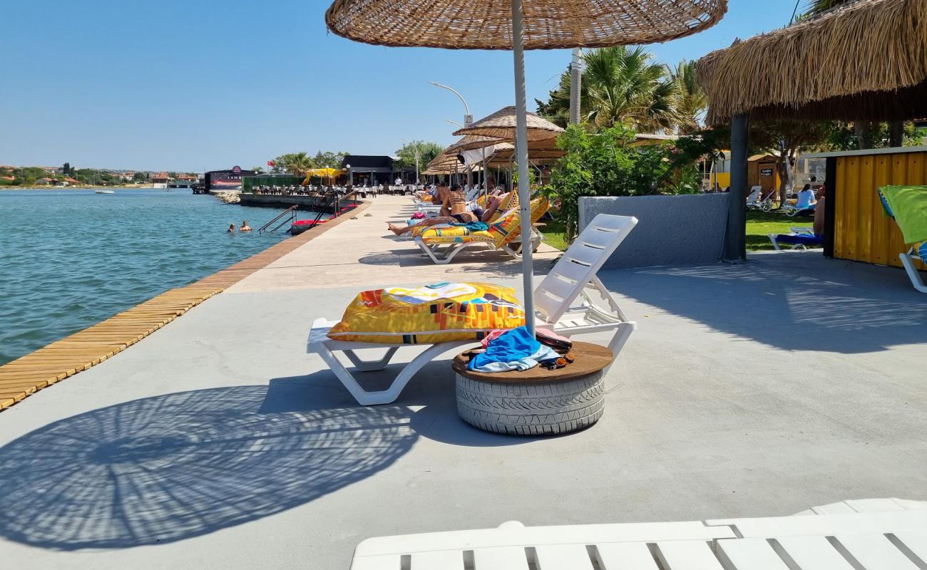 Photo de Sifne Termal Beach avec surface béton pavée de surface